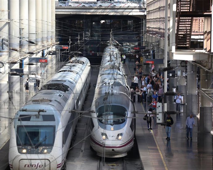 Viajeros en un anden en la Estación Madrid-Puerta de Atocha-Almudena Grandes, a 3 de julio de 2026, en Madrid