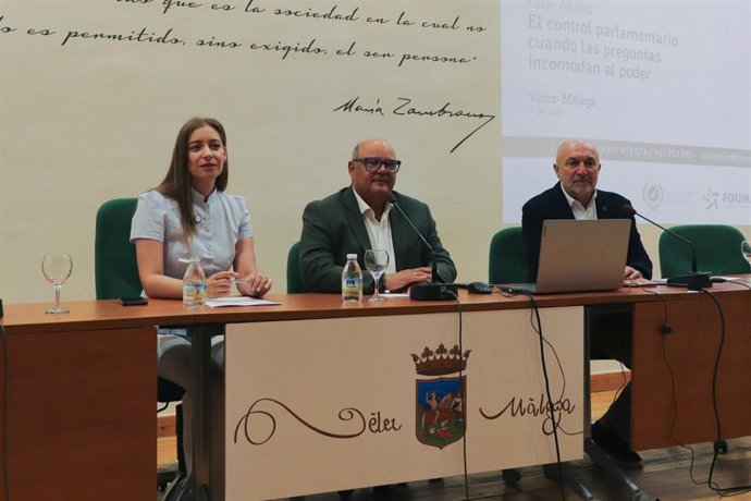 La portavoz del Grupo Parlamentario Popular en el Congreso de los Diputados, Ester Muñoz, junto al el alcalde de Vélez-Málaga, Jesús Lupiáñez, en uno de los cursos de la UMA.