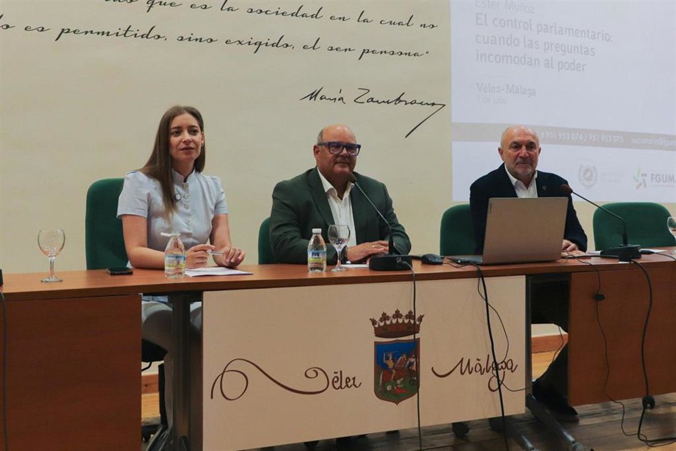 La portavoz del Grupo Parlamentario Popular en el Congreso de los Diputados, Ester Muñoz, junto al el alcalde de Vélez-Málaga, Jesús Lupiáñez, en uno de los cursos de la UMA.