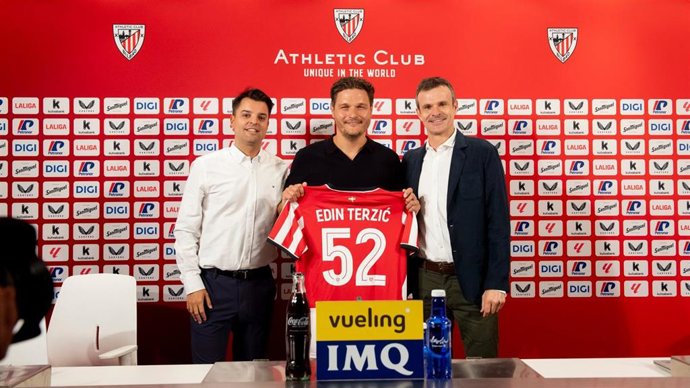 El nuevo entrenador del Athletic, Edin Terzic, en su presentación junto al director de fútbol del Athletic, Mikel González, y el presidente del Athletic, Jon Uriarte.