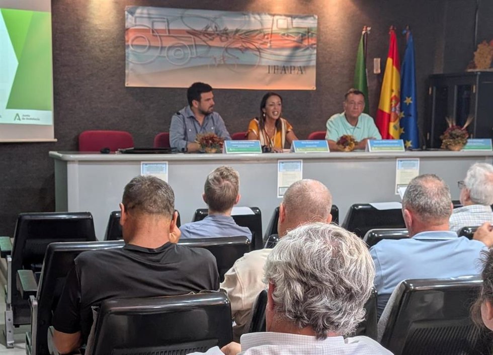 La presidenta de Ifapa, Marta Bosquet, y el delegado territorial de Agricultura, Fran Moreno, en la jornada con el sector de la Flor Cortada.