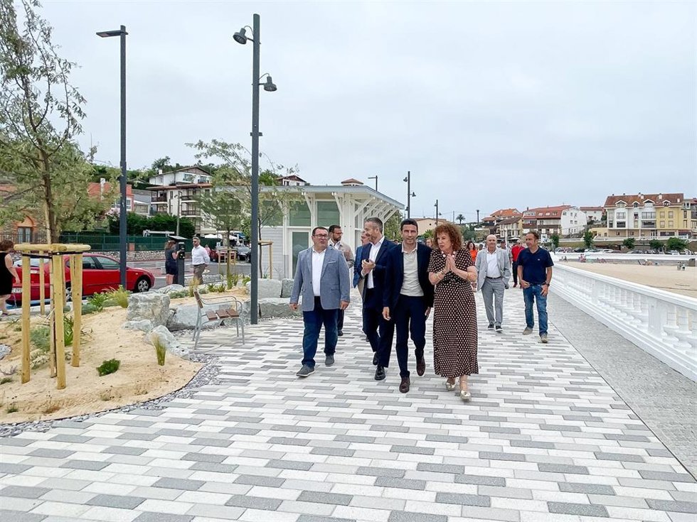 Comillas inaugura el nuevo frente marítimo tras las obras de urbanización y renaturalización del entorno de la playa