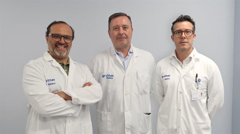 Dr. Marín, Dr. Gutiérrez y Dr. Romero, los especialistas de Vithas Sevilla que han dirigio los equipos de Cirugía General, Aparato Digestivo y Urología para garantizar el éxito de la extracción quirúrgica de un tumor