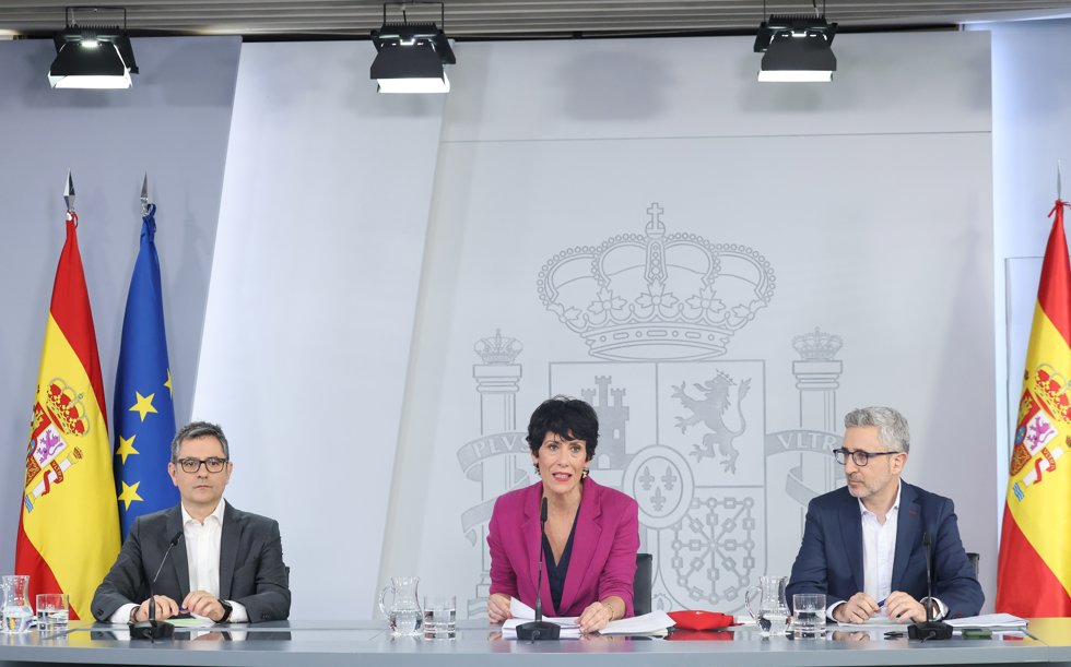 (I-D) El ministro de Presidencia, Justicia y Relaciones con las Cortes, Félix Bolaños, la ministra de Inclusión, Seguridad Social y Migraciones y portavoz del Gobierno, Elma Saiz, y el ministro de Hacienda, Arcadi España, durante una rueda de prensa 