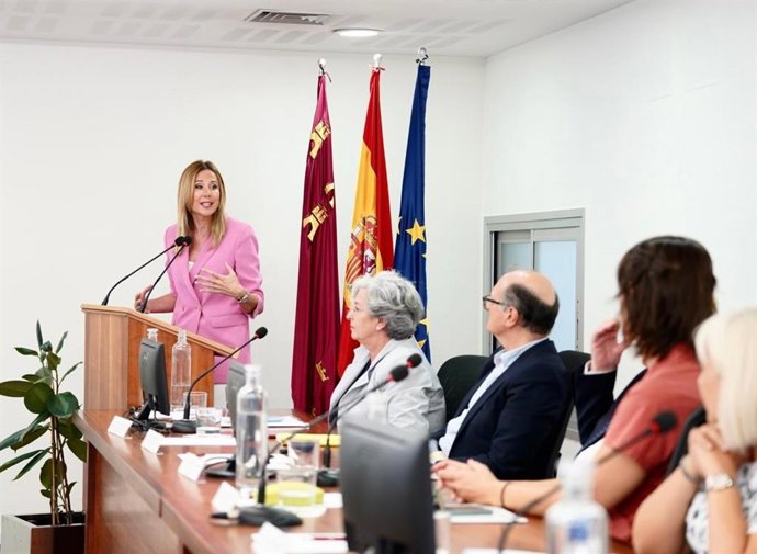 La Consejera De Economía, Hacienda, Portavocía, Fondos Europeos Y Transformación Digital, Marisa López Aragón, Durante Su Intervención En El CES.