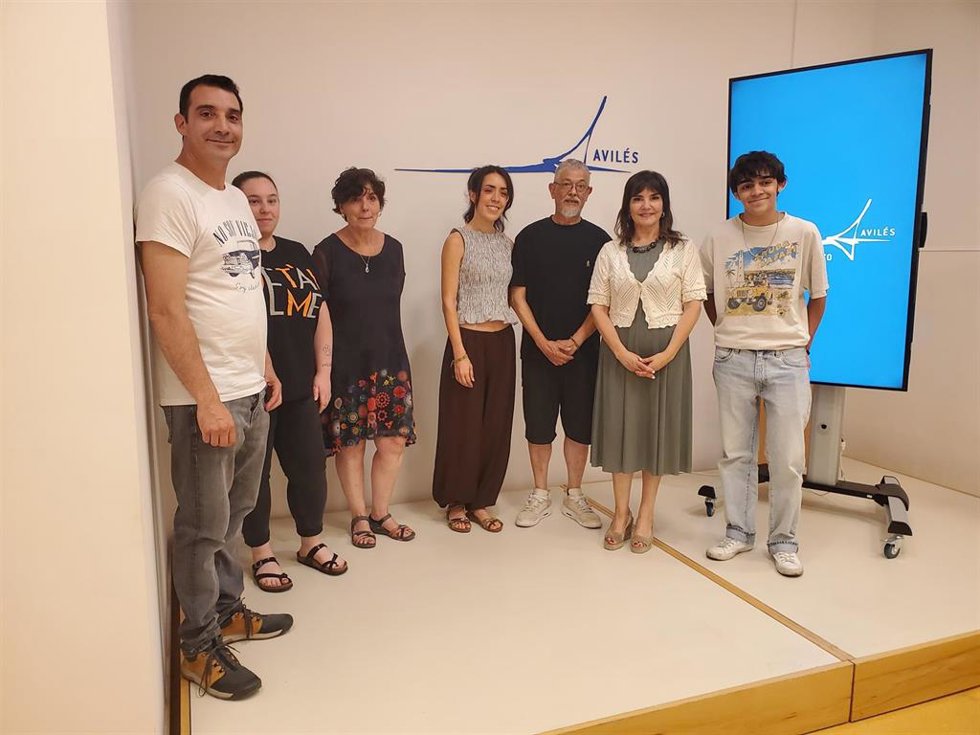 Presentación de la colaboración entre el Ayuntamiento de Avilés y la ‘Peña Villa L’Adelantrau’ para la participación de la ciudad en la próxima edición del Descenso Folklórico del Nalón, en Laviana.