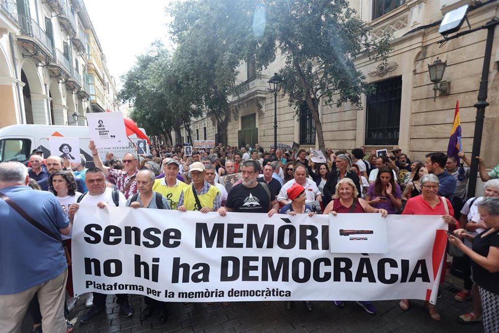 Archivo - Protesta frente al Parlament por la memoria democrática.