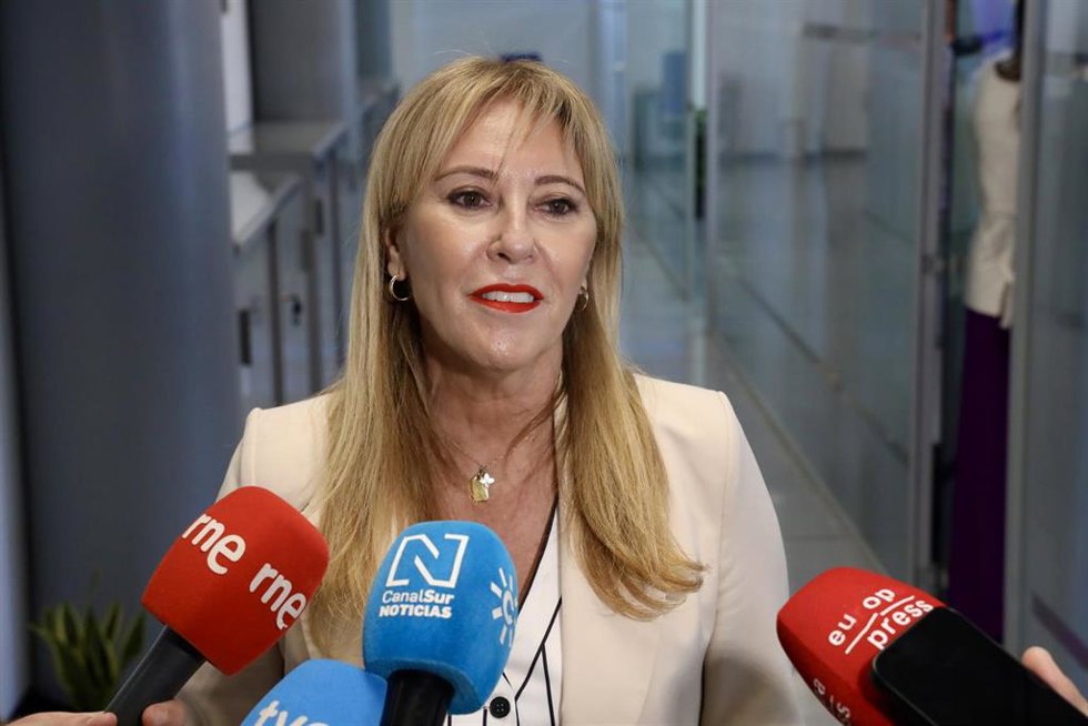 La consejera de Economía, Hacienda, Fondos Europeos y Diálogo Social, presidenta de Málaga TechPark y portavoz de la Junta de Andalucía en funciones, Carolina España, atiende a los medios durante la inauguración de las instalaciones de AGPhotonics. A 07 d