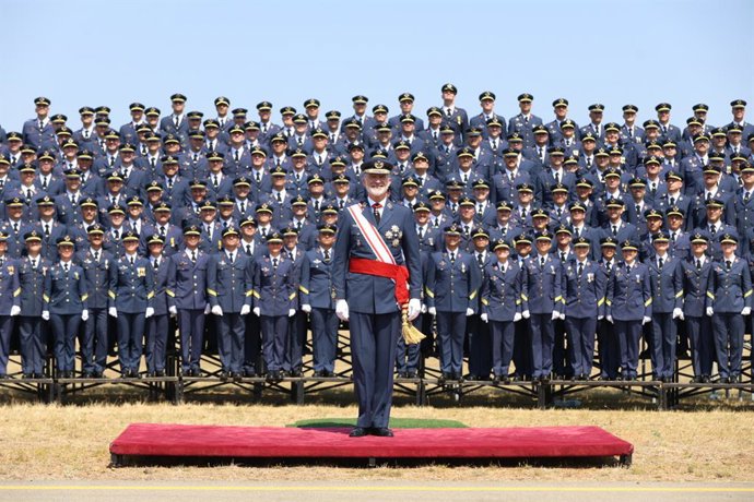 El Rey Felipe VI durante la entrega de los Reales Despachos a los nuevos sargentos del Ejército del Aire y del Espacio, en la Academia Básica del Aire y del Espacio (ABA), a 7 de julio de 2026, en León, Castilla y León (España). La misión de la Academia B