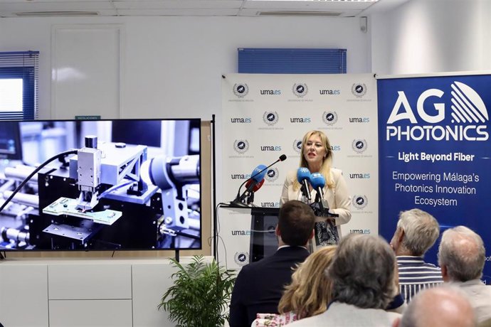La consejera de Economía, Hacienda, Fondos Europeos y Diálogo Social, presidenta de Málaga TechPark y portavoz de la Junta de Andalucía en funciones, Carolina España, interviene en la inauguración de las instalaciones de AGPhotonics en Málaga TechPark.