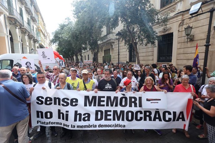 Archivo - Arquivo - Dezenas de pessoas se reúnem para pedir a renúncia do presidente do Parlamento, Gabriel Le Senne, durante uma sessão plenária extraordinária no Parlamento das Ilhas Baleares, em 20 de junho de 2024, em Palma de Maiorca, Maiorca, Ilhas 