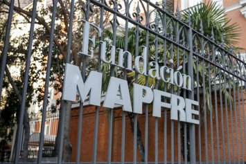 Archivo - Puerta de la Sala Fundación Mapfre en el Paseo de Recoletos, en Madrid (España), a 16 de enero de 2020.