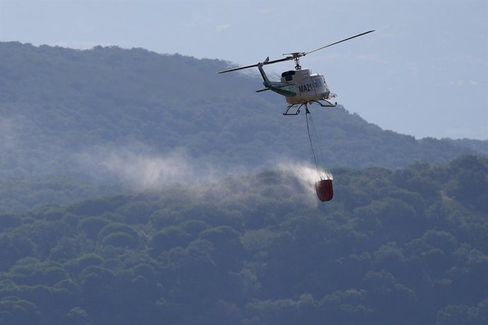 Mitjans aeris treballen en les labors d'extinció de l'incendi forestal en la localitat gaditana de Grazalema. A 7 de juliol del 2026 a Grazalema, Cadis (Andalusia, Espanya). 