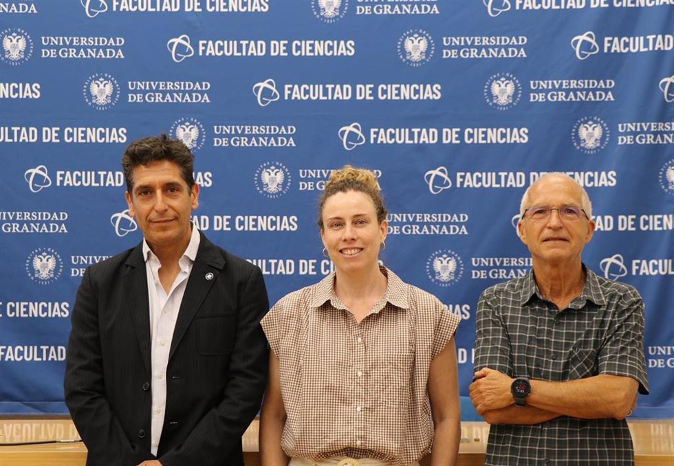 Investigadores de la Universidad de Granada (UGR) pertenecientes al departamento de Ecología y al Instituto Interuniversitario de Investigación del Sistema Tierra en Andalucía, que han demostrado la eficacia de cinco especies para reducir el calor.