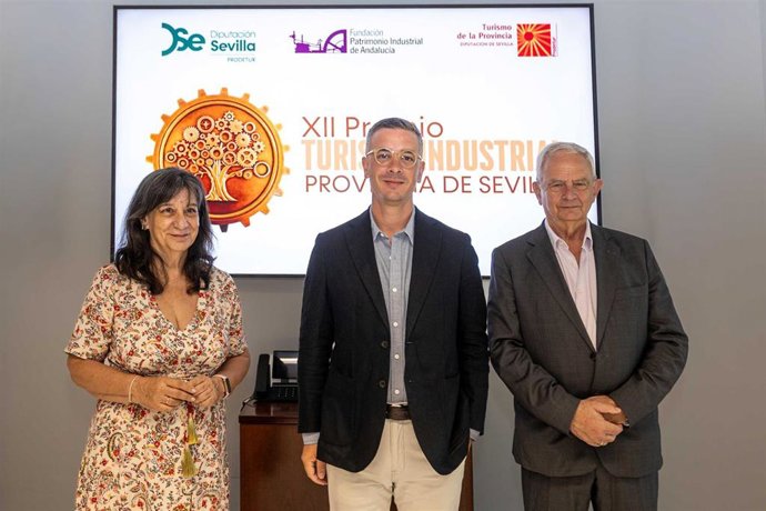 Rodrigo Rodríguez Hans junto a Inés Durán y Manuel Cornax en la sede de Prodetur.