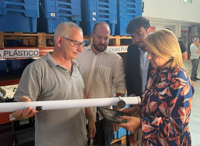La vicepresidenta visita la cooperativa Lux Light Team, amb motiu del Dia Internacional del Cooperativisme