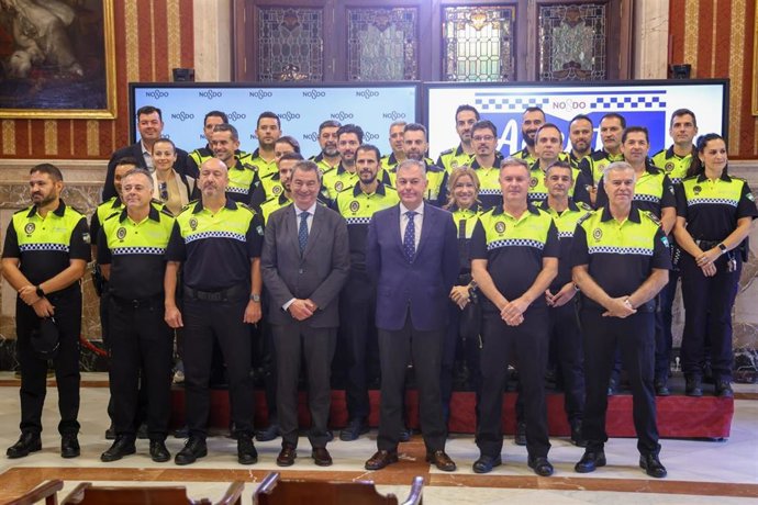 El alcalde de Sevilla, José Luis Sanz, junto a agentes de la Policía Local.