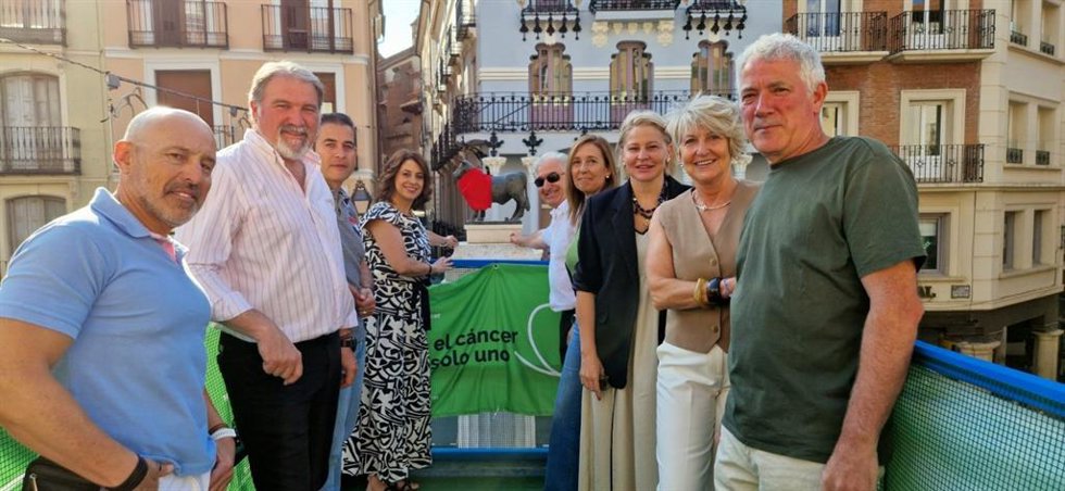 Hacerse una foto junto al 'Torico' es un acto solidario.