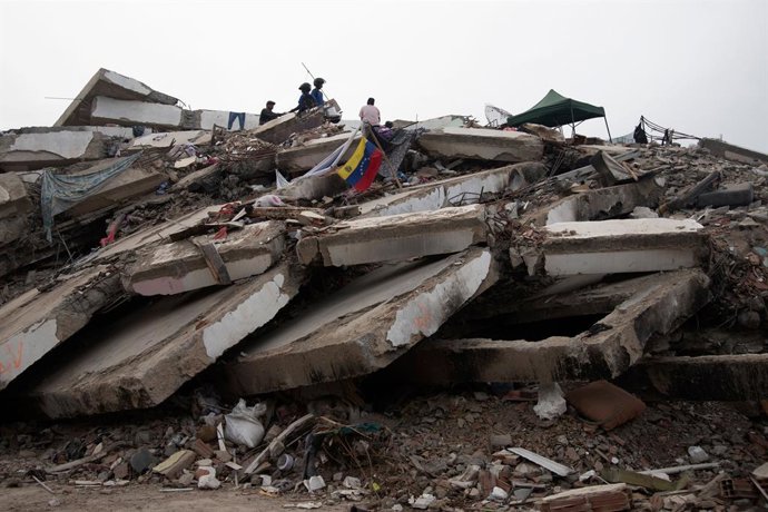 Imagem de arquivo mostrando várias pessoas tentando resgatar sobreviventes com vida após os terremotos na Venezuela.