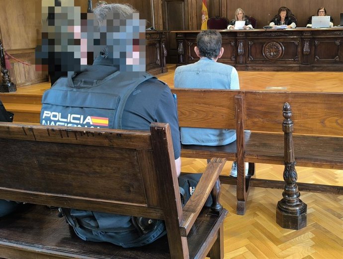 Juicio en Pontevedra contra un hombre acusado de intentar asesinar a su exmujer en un poblado chabolista de Vigo, en junio de 2025.