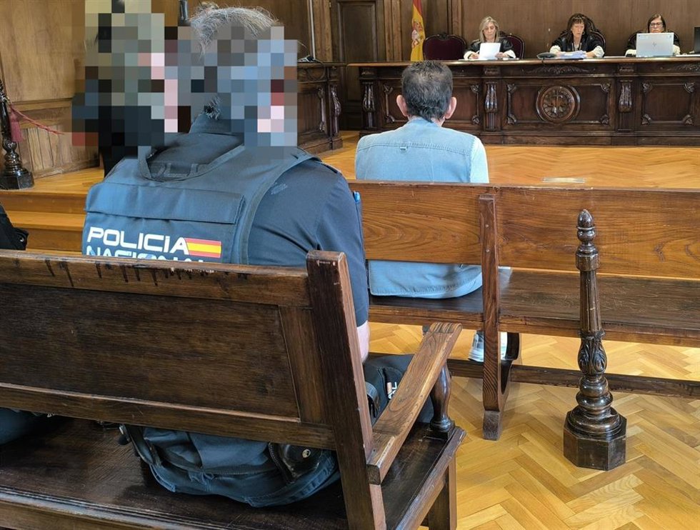 Juicio en Pontevedra contra un hombre acusado de intentar asesinar a su exmujer en un poblado chabolista de Vigo, en junio de 2025.