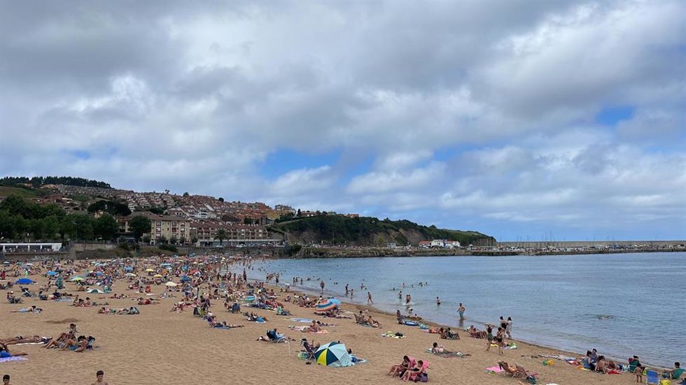 Archivo - Playa de Luanco.