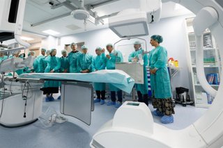 Les autoritats durant la inauguració de la nova sala d'intervencionisme cardiovascular