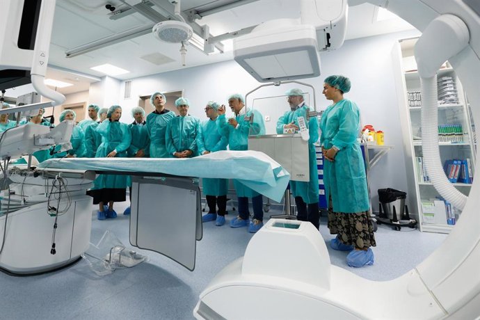 Les autoritats durant la inauguració de la nova sala d'intervencionisme cardiovascular