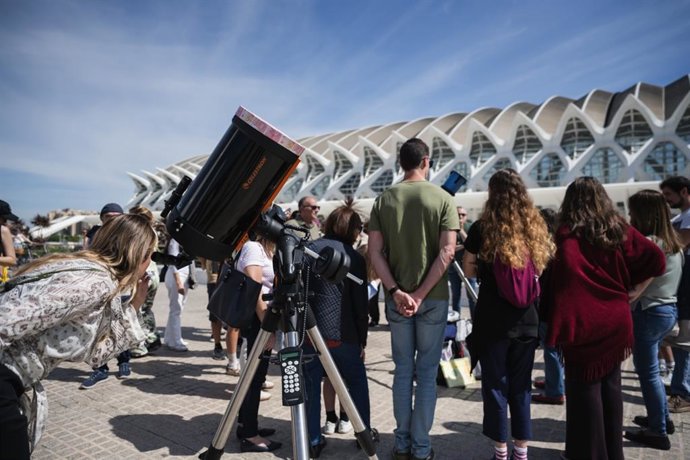 Archivo - La Ciutat de les Arts i les Ciències organiza una observación gratuita del sol con telescopios 
