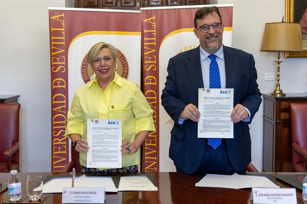 La rectora de la US, Carmen Vargas, y el director general de Azvi, José María Martínez Benavente.