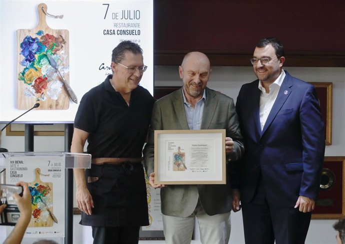 El presidente del Principado, Adrián Barbón, el propietario de Casa Consuelo, Álvaro García y el presidente de la Junta General del Principado, Juan Cofiño.