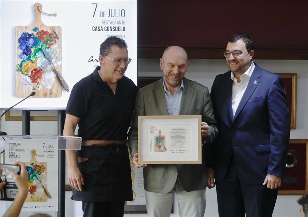 El presidente del Principado, Adrián Barbón, el propietario de Casa Consuelo, Álvaro García y el presidente de la Junta General del Principado, Juan Cofiño.