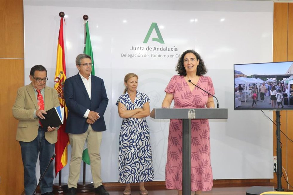 La delegada de Fomento, Carmen Sánchez, presentando las Noches de Verano en Los Toruños.