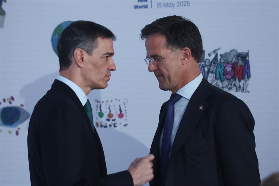 Archivo - El presidente del Gobierno, Pedro Sánchez, conversa con el secretario general de la OTAN, Mark Rutte, durante la cumbre de la Comunidad Política Europea, a 16 de mayo de 2025, en Tirana (Albania).