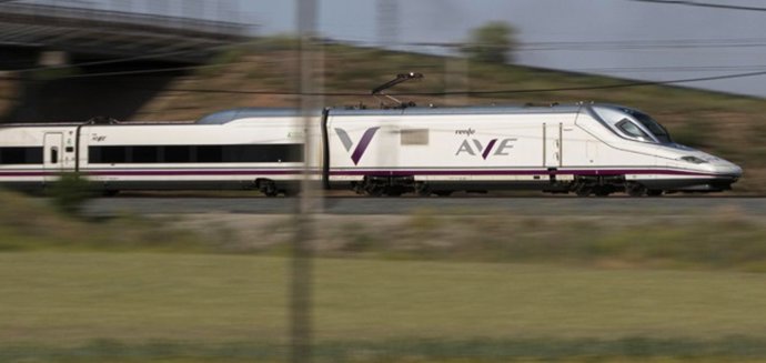 Archivo - Imagen de recurso de un tren AVE.