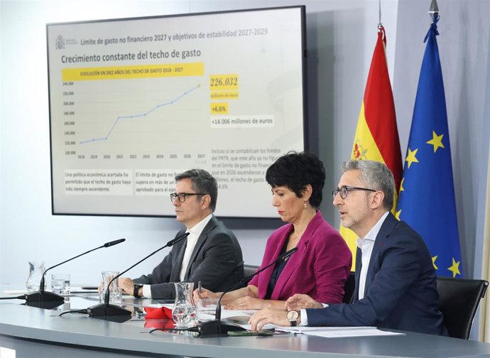 (I-D) El ministro de Presidencia, Justicia y Relaciones con las Cortes, Félix Bolaños, la ministra de Inclusión, Seguridad Social y Migraciones y portavoz del Gobierno, Elma Saiz, y el ministro de Hacienda, Arcadi España, durante una rueda de prensa tras 