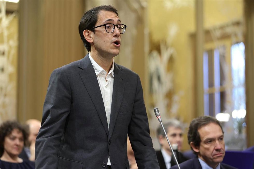 Archivo - El portavoz del grupo parlamentario socialista del Parlament, Iago Negueruela.