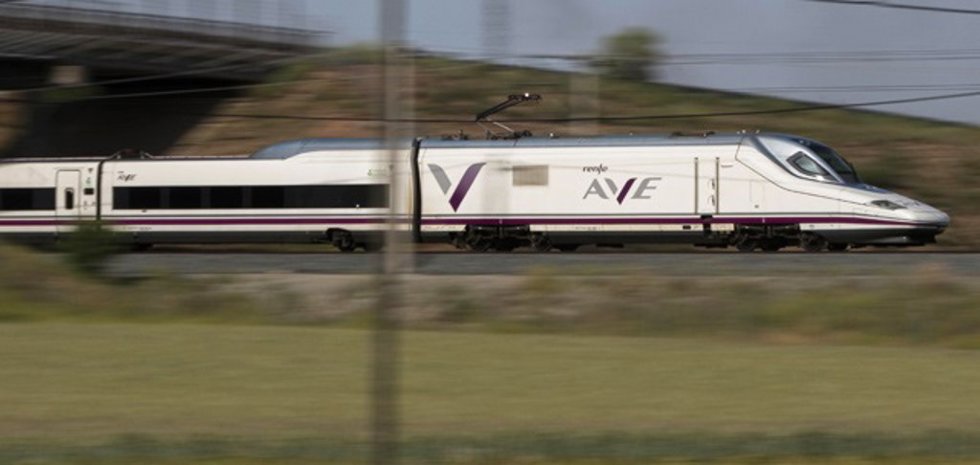 Archivo - Imagen de recurso de un tren AVE.