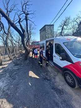 Membres de la Creu Roja ajudant en els incendis