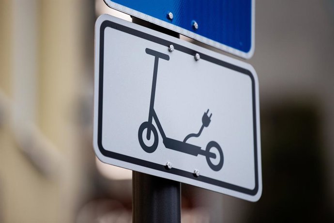 Archivo - FILED - 30 October 2020, North Rhine-Westphalia, Cologne: A signpost indicates parking spaces for e-scooters. Photo: Rolf Vennenbernd/dpa