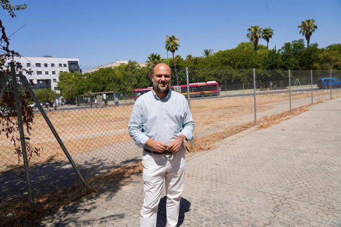 El portavoz de Vox en el solar donde se proyecta el centro cultural islámico, que incluye una mezquita en su interior