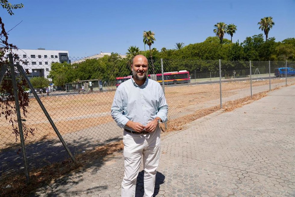 El portavoz de Vox en el solar donde se proyecta el centro cultural islámico, que incluye una mezquita en su interior