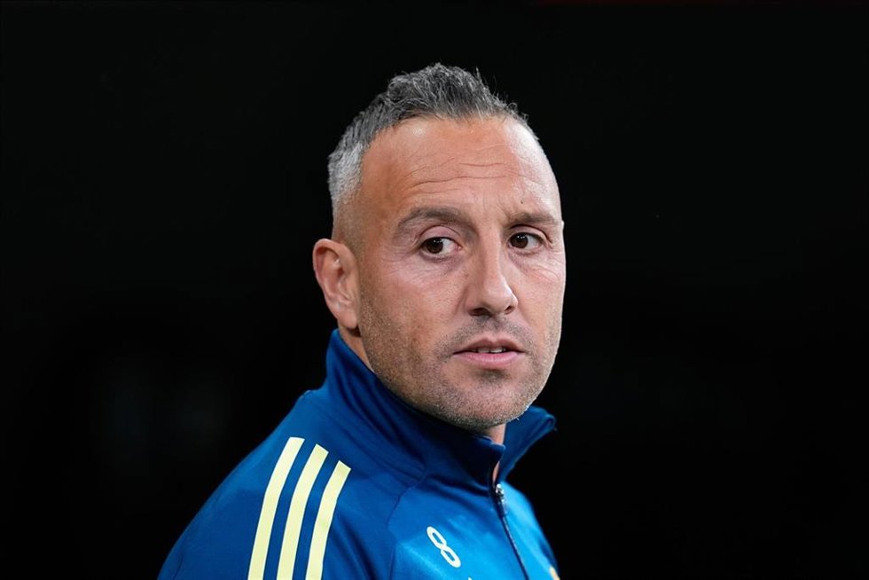 Archivo - El exjugador español Santi Cazorla en el partido Real Madrid-Real Oviedo de LaLiga EA Sports en el Santiago Bernabéu.