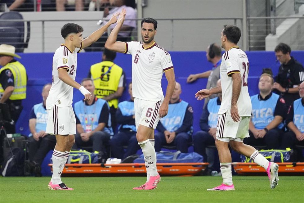 Mikel Merino choca con Cubarsí durante el Portugal-España del Mundial 2026