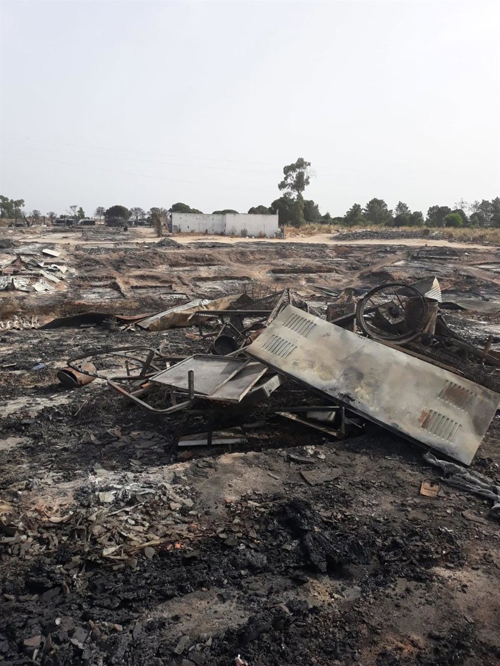 Archivo - Imagen de archivo de un incendio en el asentamiento de Palos de la Frontera.
