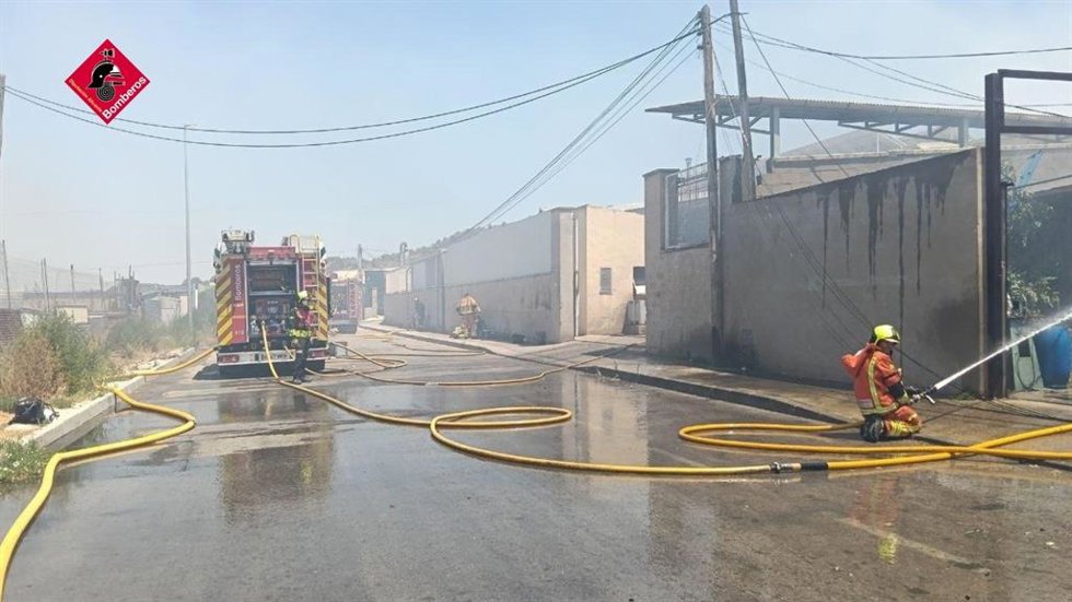 Incendio en una empresa de reciclaje de Cañada