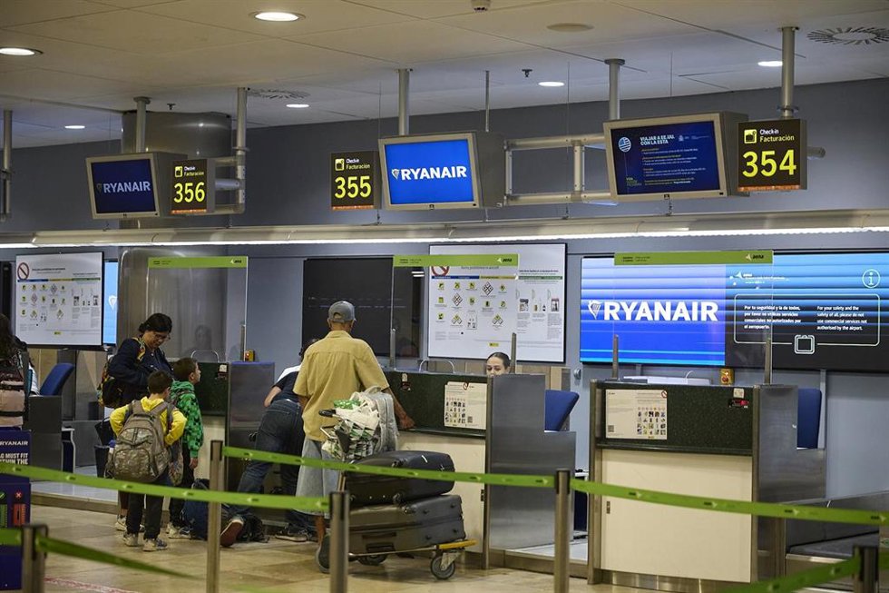 Archivo - Varias personas en un puesto de facturación de Ryanair en el Aeropuerto Adolfo Suárez Madrid-Barajas, a 23 de agosto de 2025, Madrid (España). 