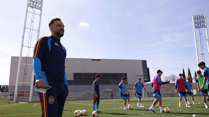 El técnico catalán Sergio García durante un entrenamiento con la selección española sub-17.