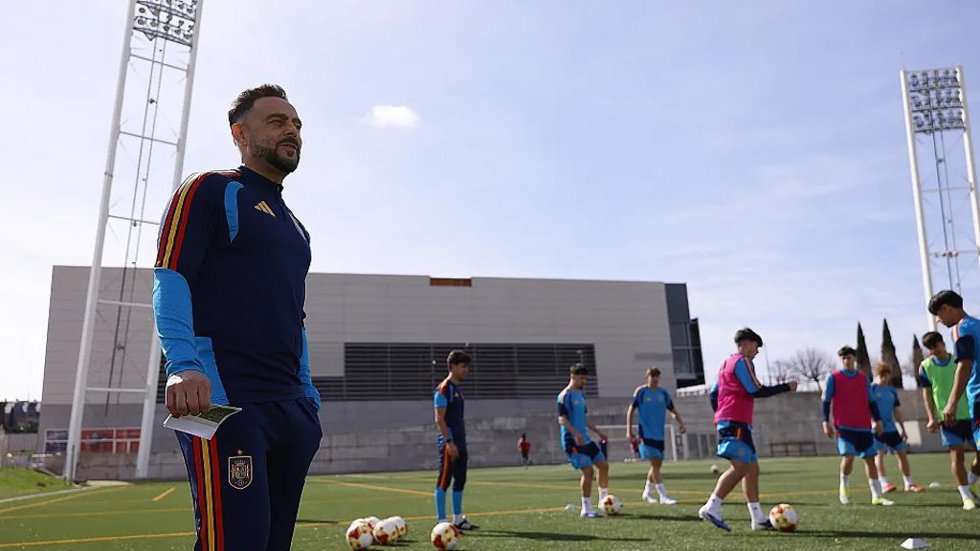 El técnico catalán Sergio García durante un entrenamiento con la selección española sub-17.