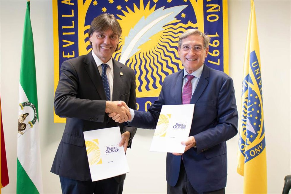 El rector de la UPO y el presidente de la Autoridad Portuaria, con el convenio de colaboración